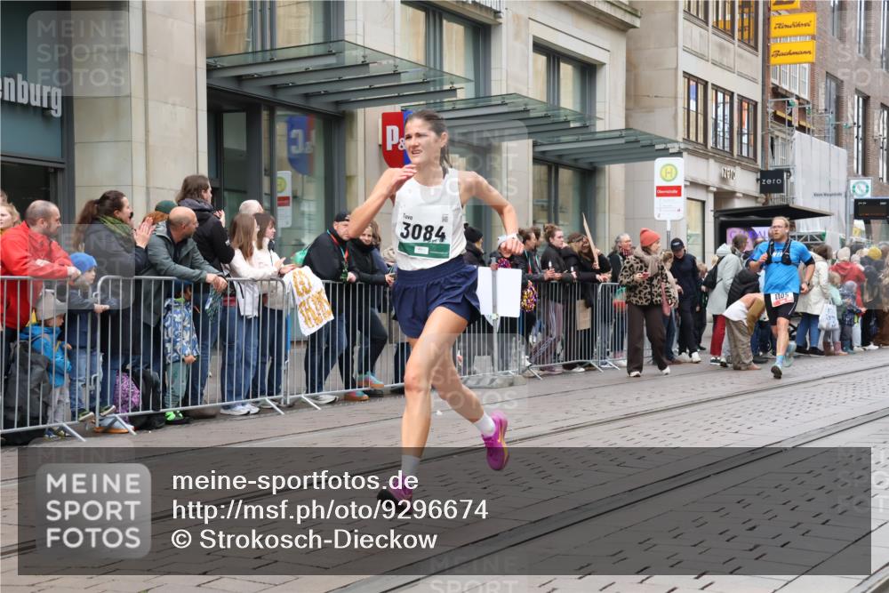05.10.2025 - 20. swb-Marathon Bremen Strokosch-Dieckow http://msf.ph/oto/9296674 05.10.2025 13:03:37 Ziel 506, 1105, 1652, 2472, 2482, 2656, 3061, 3084, 4215, 5786, 7070, 8013, 506, 1105, 1652, 2472, 2482, 2656, 3061, 3084, 4215, 5786, 7070, 8013 meine-sportfotos.de