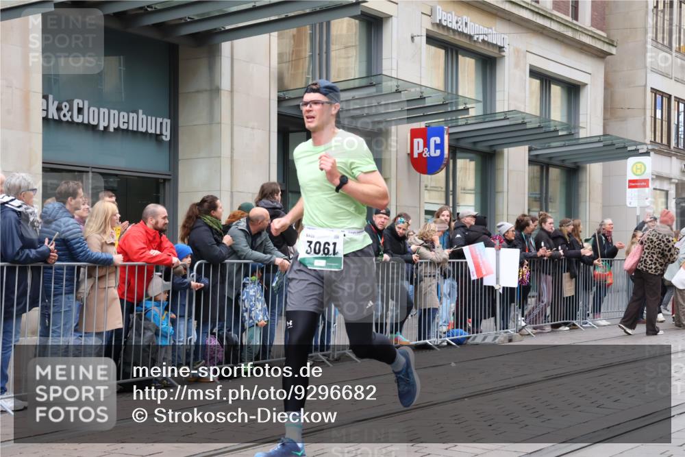 05.10.2025 - 20. swb-Marathon Bremen Strokosch-Dieckow http://msf.ph/oto/9296682 05.10.2025 13:03:42 Ziel 706, 1105, 1652, 2068, 2472, 2482, 2656, 3061, 3084, 4215, 4848, 5786, 7070, 7900, 8013, 706, 1105, 1652, 2068, 2472, 2482, 2656, 3061, 3084, 4215, 4848, 5786, 7070, 7900, 8013 meine-sportfotos.de
