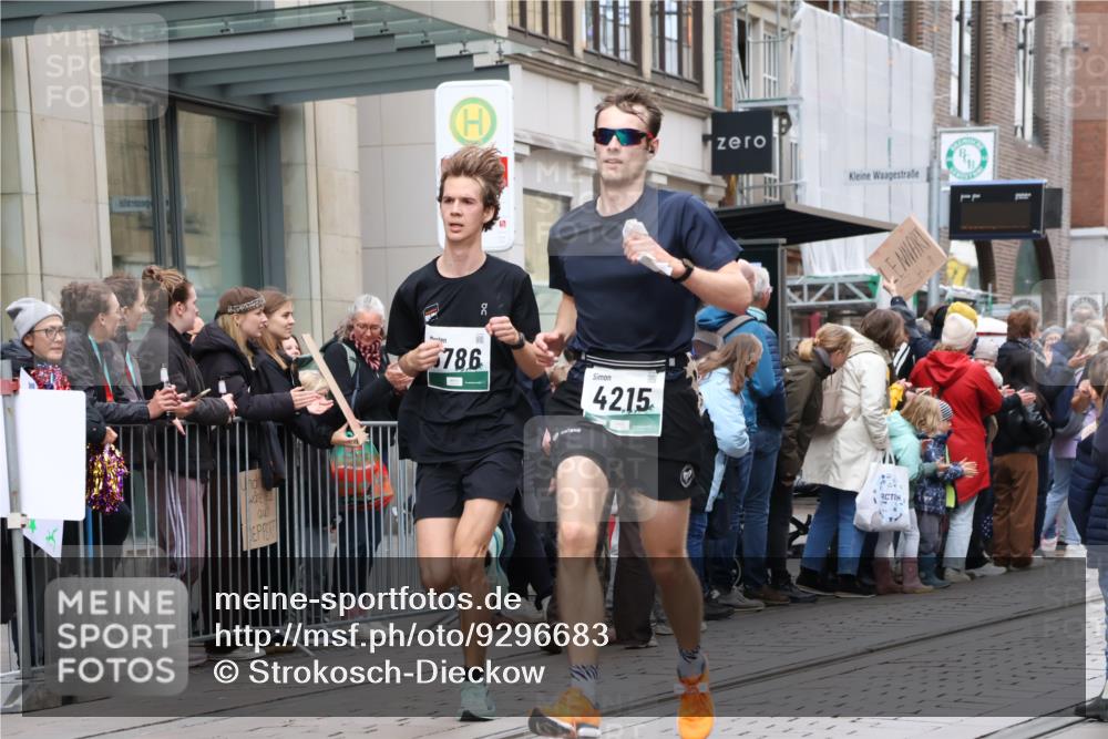 05.10.2025 - 20. swb-Marathon Bremen Strokosch-Dieckow http://msf.ph/oto/9296683 05.10.2025 13:03:46 Ziel 329, 706, 1105, 1652, 2068, 2472, 2482, 2643, 2656, 4215, 4848, 5786, 7070, 7900, 8013, 329, 706, 1105, 1652, 2068, 2472, 2482, 2643, 2656, 4215, 4848, 5786, 7070, 7900, 8013 meine-sportfotos.de