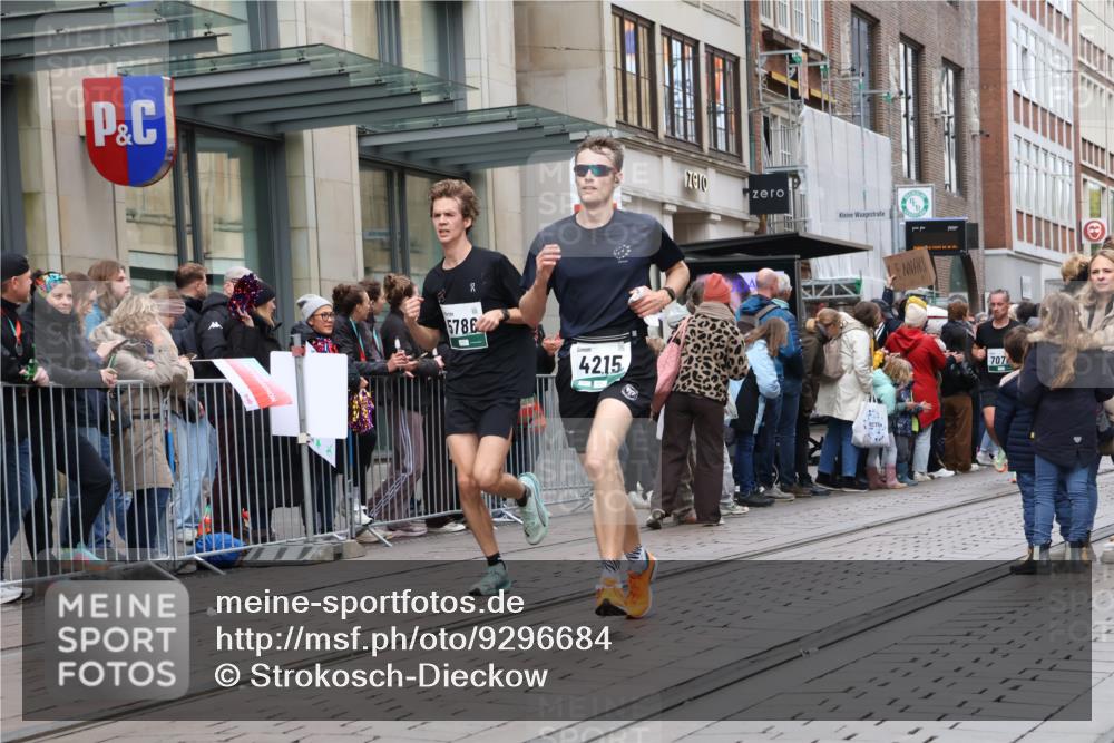 05.10.2025 - 20. swb-Marathon Bremen Strokosch-Dieckow http://msf.ph/oto/9296684 05.10.2025 13:03:46 Ziel 329, 706, 1105, 1652, 2068, 2472, 2482, 2643, 2656, 4215, 4848, 5786, 7070, 7900, 8013, 329, 706, 1105, 1652, 2068, 2472, 2482, 2643, 2656, 4215, 4848, 5786, 7070, 7900, 8013 meine-sportfotos.de