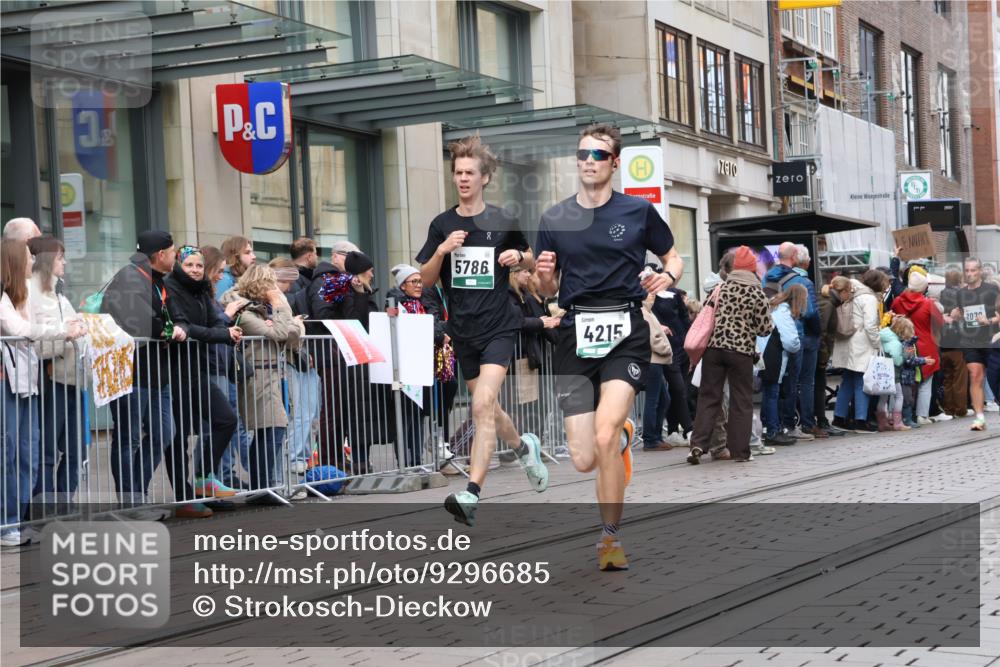 05.10.2025 - 20. swb-Marathon Bremen Strokosch-Dieckow http://msf.ph/oto/9296685 05.10.2025 13:03:46 Ziel 329, 706, 1105, 1652, 2068, 2472, 2482, 2643, 2656, 4215, 4848, 5786, 7070, 7900, 8013, 329, 706, 1105, 1652, 2068, 2472, 2482, 2643, 2656, 4215, 4848, 5786, 7070, 7900, 8013 meine-sportfotos.de