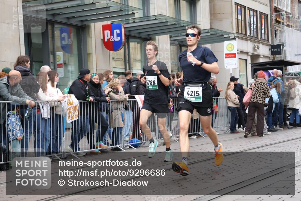 05.10.2025 - 20. swb-Marathon Bremen Strokosch-Dieckow http://msf.ph/oto/9296686 05.10.2025 13:03:47 Ziel 329, 706, 1105, 1652, 2068, 2472, 2482, 2643, 2656, 4215, 4848, 5786, 6295, 7070, 7735, 7900, 8013, 329, 706, 1105, 1652, 2068, 2472, 2482, 2643, 2656, 4215, 4848, 5786, 6295, 7070, 7735, 7900, 8013 meine-sportfotos.de