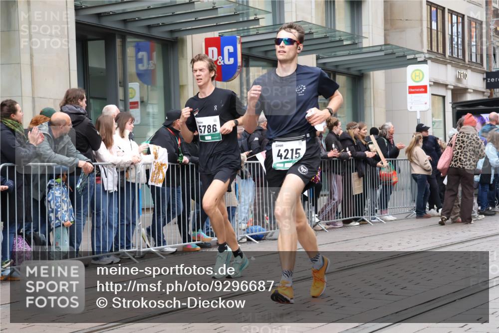 05.10.2025 - 20. swb-Marathon Bremen Strokosch-Dieckow http://msf.ph/oto/9296687 05.10.2025 13:03:47 Ziel 329, 706, 1105, 1652, 2068, 2472, 2482, 2643, 2656, 4215, 4848, 5786, 6295, 7070, 7735, 7900, 8013, 329, 706, 1105, 1652, 2068, 2472, 2482, 2643, 2656, 4215, 4848, 5786, 6295, 7070, 7735, 7900, 8013 meine-sportfotos.de