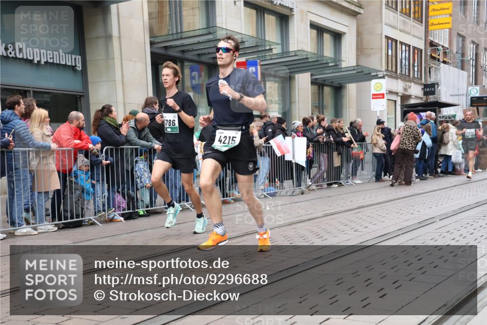 05.10.2025 - 20. swb-Marathon Bremen Strokosch-Dieckow http://msf.ph/oto/9296688 05.10.2025 13:03:47 Ziel 329, 706, 1105, 1652, 2068, 2472, 2482, 2643, 2656, 4215, 4848, 5786, 6295, 7070, 7735, 7900, 8013, 329, 706, 1105, 1652, 2068, 2472, 2482, 2643, 2656, 4215, 4848, 5786, 6295, 7070, 7735, 7900, 8013 meine-sportfotos.de