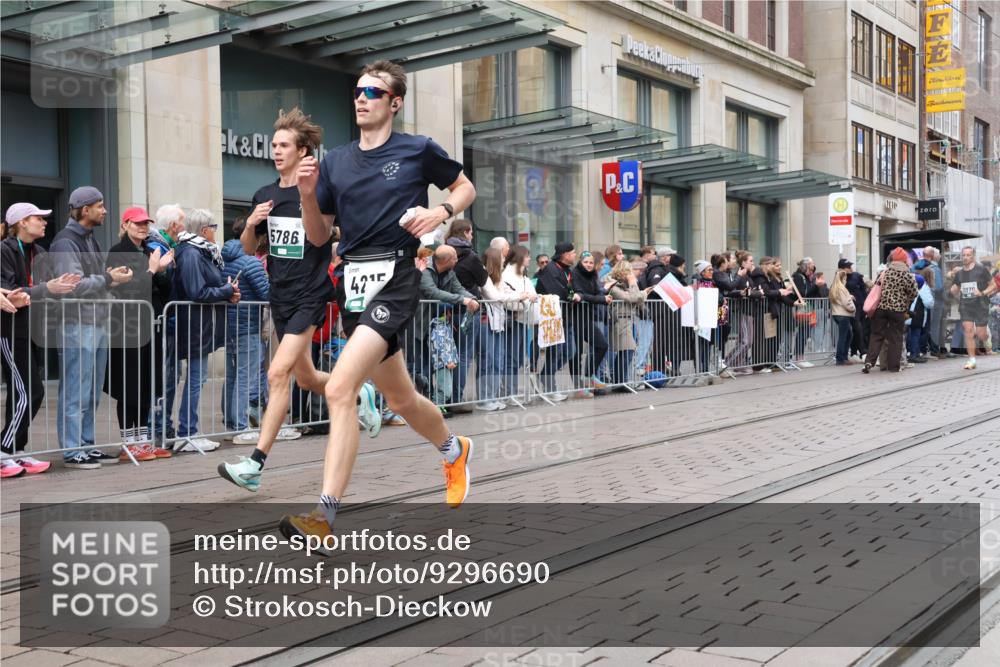 05.10.2025 - 20. swb-Marathon Bremen Strokosch-Dieckow http://msf.ph/oto/9296690 05.10.2025 13:03:48 Ziel 329, 706, 1652, 2068, 2472, 2482, 2643, 2656, 4215, 4848, 5786, 6295, 7070, 7735, 7900, 8013, 329, 706, 1652, 2068, 2472, 2482, 2643, 2656, 4215, 4848, 5786, 6295, 7070, 7735, 7900, 8013 meine-sportfotos.de