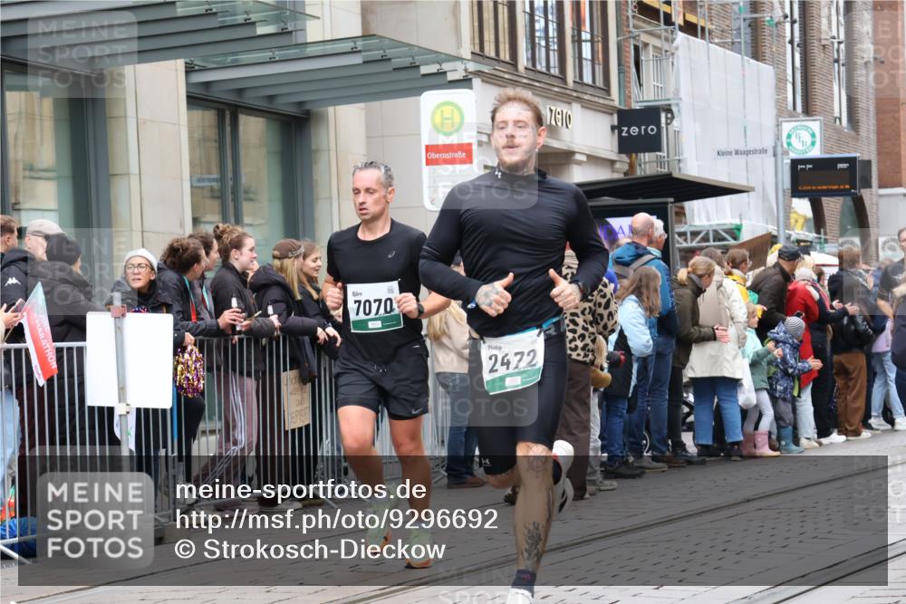 05.10.2025 - 20. swb-Marathon Bremen Strokosch-Dieckow http://msf.ph/oto/9296692 05.10.2025 13:03:50 Ziel 329, 706, 1652, 2068, 2472, 2482, 2643, 2656, 3320, 4215, 4848, 5786, 6295, 7070, 7735, 7900, 8013, 329, 706, 1652, 2068, 2472, 2482, 2643, 2656, 3320, 4215, 4848, 5786, 6295, 7070, 7735, 7900, 8013 meine-sportfotos.de