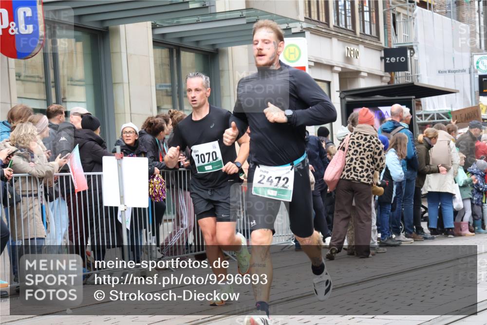 05.10.2025 - 20. swb-Marathon Bremen Strokosch-Dieckow http://msf.ph/oto/9296693 05.10.2025 13:03:50 Ziel 329, 706, 1652, 2068, 2472, 2482, 2643, 2656, 3320, 4215, 4848, 5786, 6295, 7070, 7735, 7900, 8013, 329, 706, 1652, 2068, 2472, 2482, 2643, 2656, 3320, 4215, 4848, 5786, 6295, 7070, 7735, 7900, 8013 meine-sportfotos.de