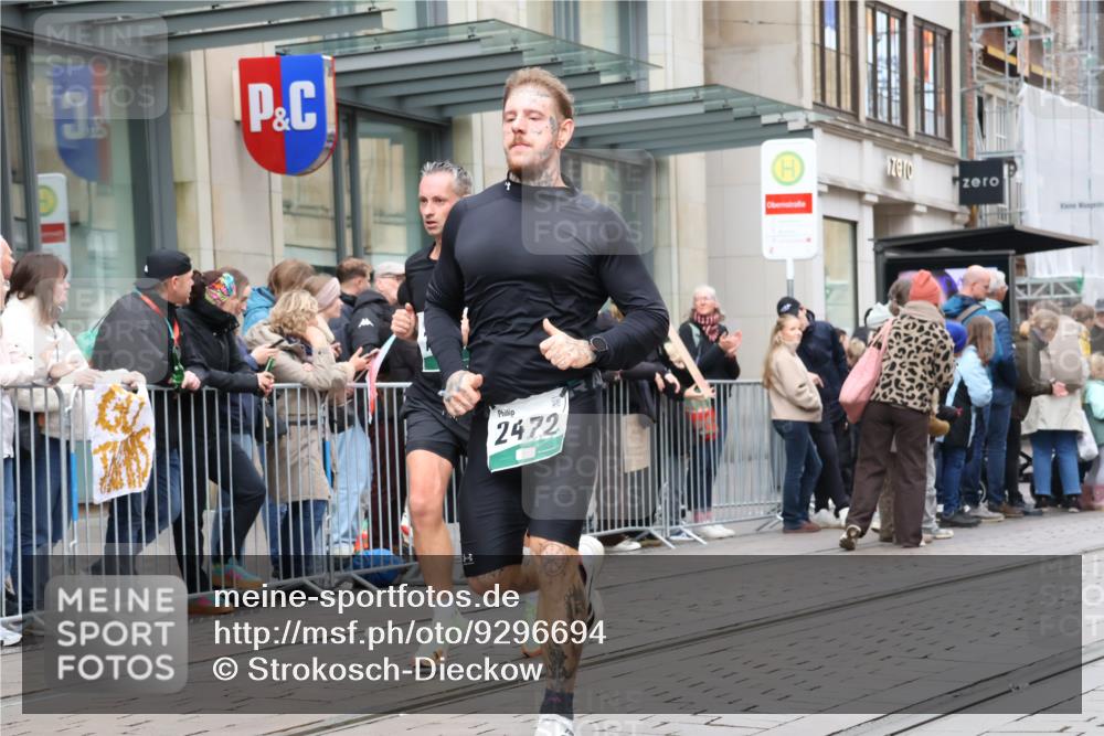 05.10.2025 - 20. swb-Marathon Bremen Strokosch-Dieckow http://msf.ph/oto/9296694 05.10.2025 13:03:50 Ziel 329, 706, 1652, 2068, 2472, 2482, 2643, 2656, 3320, 4215, 4848, 5786, 6295, 7070, 7735, 7900, 8013, 329, 706, 1652, 2068, 2472, 2482, 2643, 2656, 3320, 4215, 4848, 5786, 6295, 7070, 7735, 7900, 8013 meine-sportfotos.de