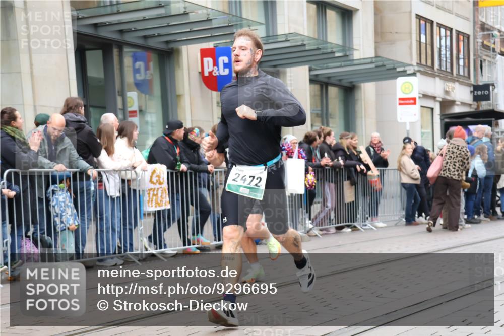 05.10.2025 - 20. swb-Marathon Bremen Strokosch-Dieckow http://msf.ph/oto/9296695 05.10.2025 13:03:50 Ziel 329, 706, 1652, 2068, 2472, 2482, 2643, 2656, 3320, 4215, 4848, 5786, 6295, 7070, 7735, 7900, 8013, 329, 706, 1652, 2068, 2472, 2482, 2643, 2656, 3320, 4215, 4848, 5786, 6295, 7070, 7735, 7900, 8013 meine-sportfotos.de