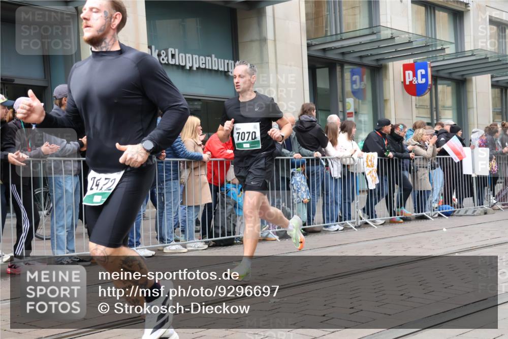 05.10.2025 - 20. swb-Marathon Bremen Strokosch-Dieckow http://msf.ph/oto/9296697 05.10.2025 13:03:51 Ziel 329, 706, 1652, 2068, 2472, 2482, 2643, 2656, 3320, 4215, 4848, 6295, 7070, 7735, 7900, 8013, 329, 706, 1652, 2068, 2472, 2482, 2643, 2656, 3320, 4215, 4848, 6295, 7070, 7735, 7900, 8013 meine-sportfotos.de
