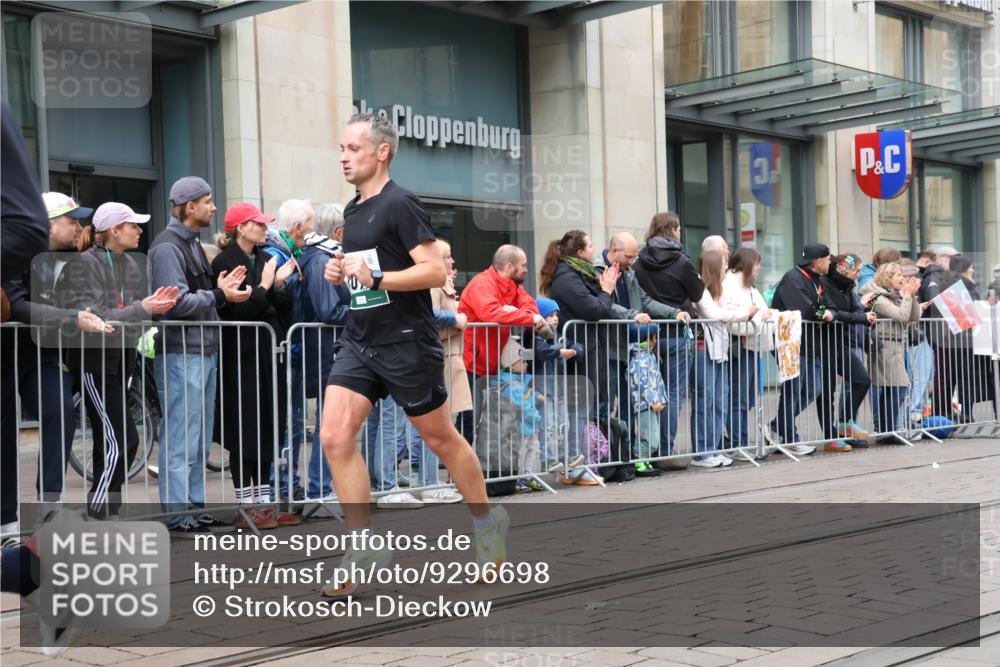 05.10.2025 - 20. swb-Marathon Bremen Strokosch-Dieckow http://msf.ph/oto/9296698 05.10.2025 13:03:51 Ziel 329, 706, 1652, 2068, 2472, 2482, 2643, 2656, 3320, 4215, 4848, 6295, 7070, 7735, 7900, 8013, 329, 706, 1652, 2068, 2472, 2482, 2643, 2656, 3320, 4215, 4848, 6295, 7070, 7735, 7900, 8013 meine-sportfotos.de