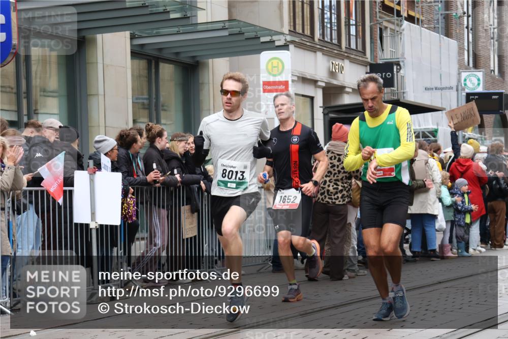 05.10.2025 - 20. swb-Marathon Bremen Strokosch-Dieckow http://msf.ph/oto/9296699 05.10.2025 13:03:53 Ziel 329, 706, 1652, 2068, 2472, 2482, 2643, 2656, 3320, 4848, 6295, 7070, 7583, 7735, 7900, 8013, 329, 706, 1652, 2068, 2472, 2482, 2643, 2656, 3320, 4848, 6295, 7070, 7583, 7735, 7900, 8013 meine-sportfotos.de