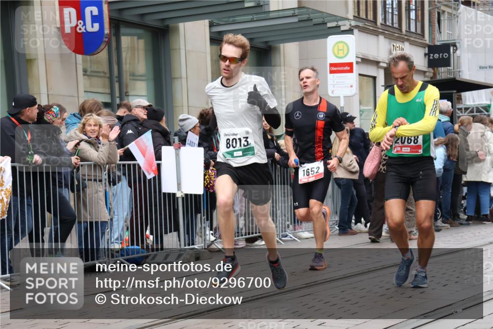 05.10.2025 - 20. swb-Marathon Bremen Strokosch-Dieckow http://msf.ph/oto/9296700 05.10.2025 13:03:53 Ziel 329, 706, 1652, 2068, 2472, 2482, 2643, 2656, 3320, 4848, 6295, 7070, 7583, 7735, 7900, 8013, 329, 706, 1652, 2068, 2472, 2482, 2643, 2656, 3320, 4848, 6295, 7070, 7583, 7735, 7900, 8013 meine-sportfotos.de