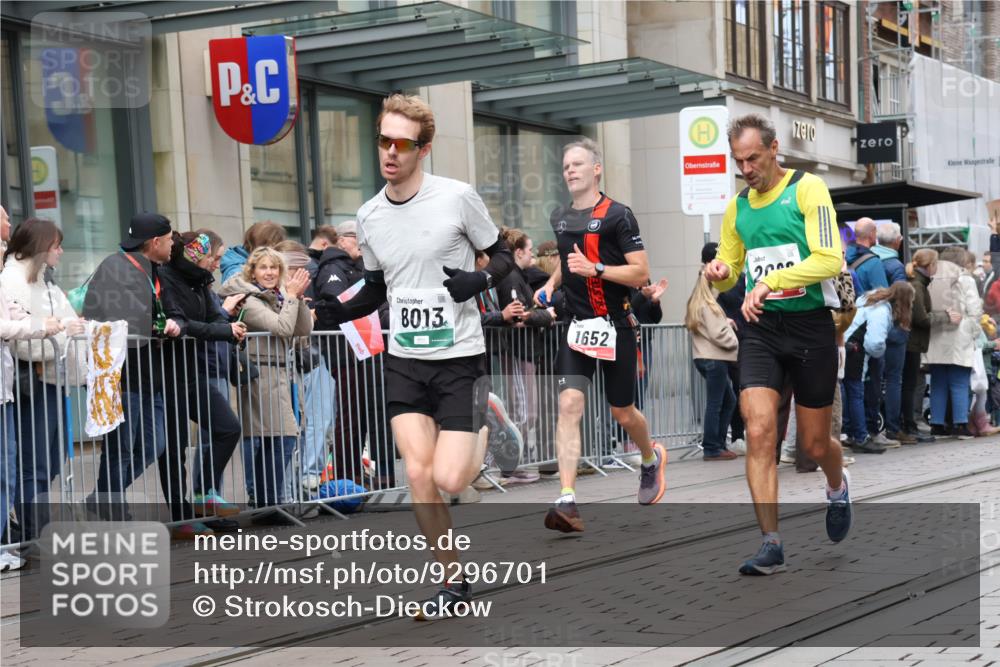 05.10.2025 - 20. swb-Marathon Bremen Strokosch-Dieckow http://msf.ph/oto/9296701 05.10.2025 13:03:53 Ziel 329, 706, 1652, 2068, 2472, 2482, 2643, 2656, 3320, 4848, 6295, 7070, 7583, 7735, 7900, 8013, 329, 706, 1652, 2068, 2472, 2482, 2643, 2656, 3320, 4848, 6295, 7070, 7583, 7735, 7900, 8013 meine-sportfotos.de