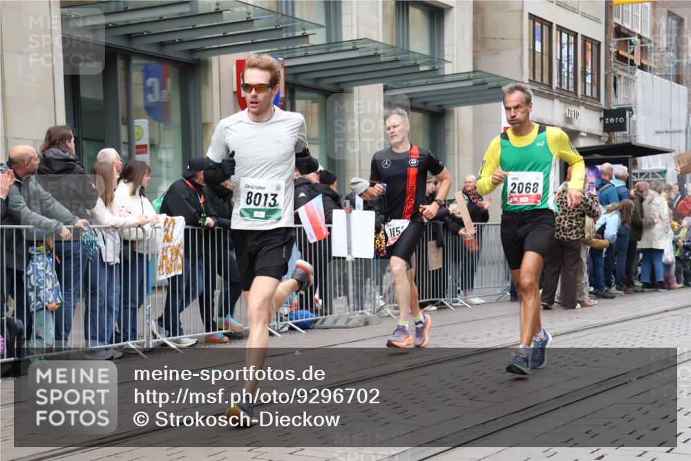 05.10.2025 - 20. swb-Marathon Bremen Strokosch-Dieckow http://msf.ph/oto/9296702 05.10.2025 13:03:53 Ziel 329, 706, 1652, 2068, 2472, 2482, 2643, 2656, 3320, 4848, 6295, 7070, 7583, 7735, 7900, 8013, 329, 706, 1652, 2068, 2472, 2482, 2643, 2656, 3320, 4848, 6295, 7070, 7583, 7735, 7900, 8013 meine-sportfotos.de
