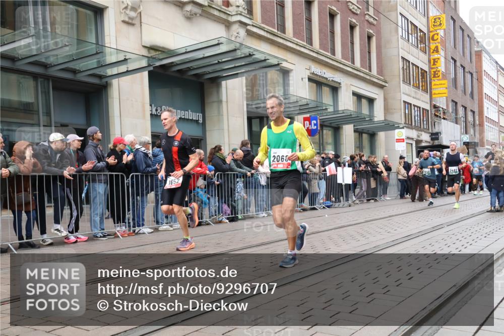 05.10.2025 - 20. swb-Marathon Bremen Strokosch-Dieckow http://msf.ph/oto/9296707 05.10.2025 13:03:55 Ziel 329, 706, 1652, 2068, 2472, 2482, 2643, 2656, 3320, 4848, 6295, 7070, 7583, 7735, 7900, 8013, 329, 706, 1652, 2068, 2472, 2482, 2643, 2656, 3320, 4848, 6295, 7070, 7583, 7735, 7900, 8013 meine-sportfotos.de