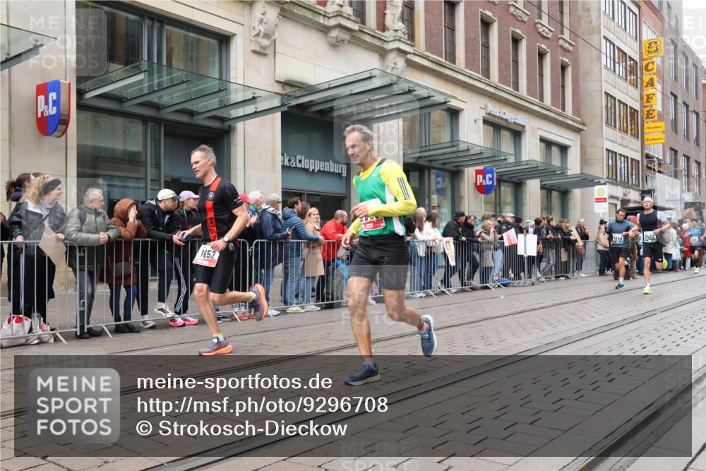 05.10.2025 - 20. swb-Marathon Bremen Strokosch-Dieckow http://msf.ph/oto/9296708 05.10.2025 13:03:55 Ziel 329, 706, 1652, 2068, 2472, 2482, 2643, 2656, 3320, 4848, 6295, 7070, 7583, 7735, 7900, 8013, 329, 706, 1652, 2068, 2472, 2482, 2643, 2656, 3320, 4848, 6295, 7070, 7583, 7735, 7900, 8013 meine-sportfotos.de
