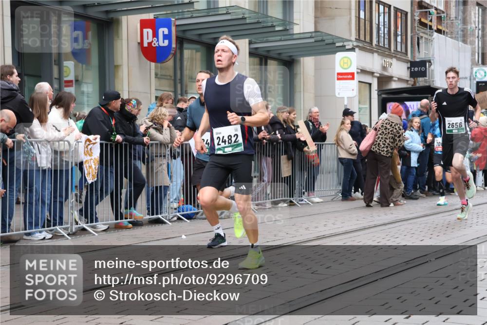 05.10.2025 - 20. swb-Marathon Bremen Strokosch-Dieckow http://msf.ph/oto/9296709 05.10.2025 13:03:56 Ziel 329, 706, 1652, 2068, 2472, 2482, 2643, 2656, 3320, 4848, 6295, 7070, 7583, 7735, 7900, 8013, 329, 706, 1652, 2068, 2472, 2482, 2643, 2656, 3320, 4848, 6295, 7070, 7583, 7735, 7900, 8013 meine-sportfotos.de