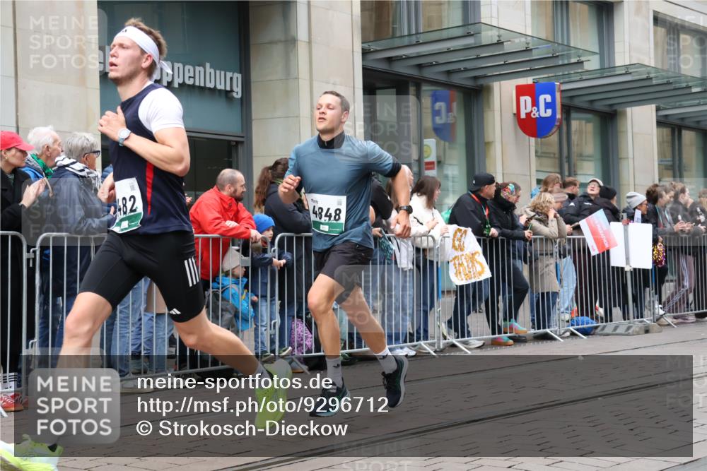05.10.2025 - 20. swb-Marathon Bremen Strokosch-Dieckow http://msf.ph/oto/9296712 05.10.2025 13:03:57 Ziel 329, 706, 1652, 2068, 2482, 2643, 2656, 3320, 4848, 6295, 7583, 7735, 7900, 8013, 329, 706, 1652, 2068, 2482, 2643, 2656, 3320, 4848, 6295, 7583, 7735, 7900, 8013 meine-sportfotos.de