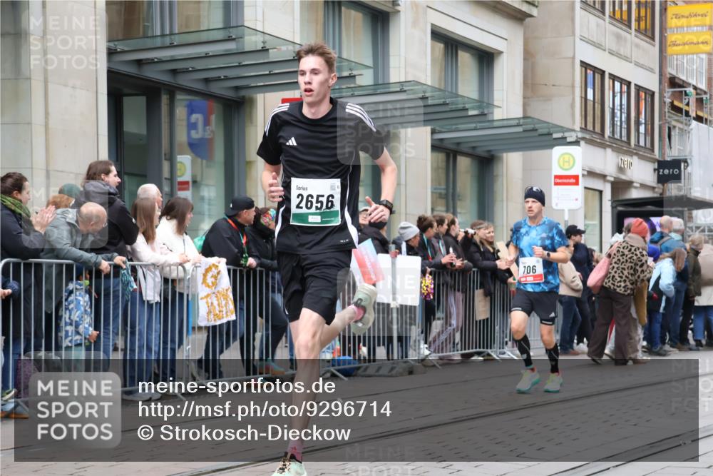 05.10.2025 - 20. swb-Marathon Bremen Strokosch-Dieckow http://msf.ph/oto/9296714 05.10.2025 13:03:58 Ziel 329, 706, 1652, 1763, 2068, 2482, 2643, 2656, 3320, 4848, 6295, 7583, 7735, 7900, 329, 706, 1652, 1763, 2068, 2482, 2643, 2656, 3320, 4848, 6295, 7583, 7735, 7900 meine-sportfotos.de