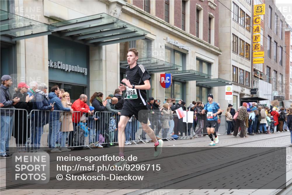 05.10.2025 - 20. swb-Marathon Bremen Strokosch-Dieckow http://msf.ph/oto/9296715 05.10.2025 13:03:58 Ziel 329, 706, 1652, 1763, 2068, 2482, 2643, 2656, 3320, 4848, 6295, 7583, 7735, 7900, 329, 706, 1652, 1763, 2068, 2482, 2643, 2656, 3320, 4848, 6295, 7583, 7735, 7900 meine-sportfotos.de