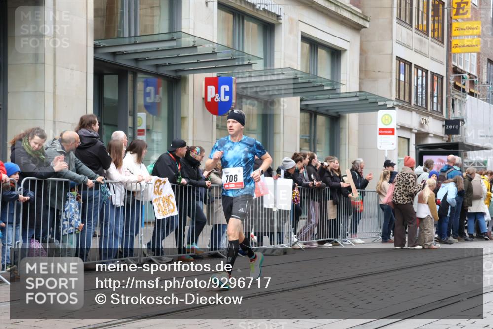 05.10.2025 - 20. swb-Marathon Bremen Strokosch-Dieckow http://msf.ph/oto/9296717 05.10.2025 13:03:59 Ziel 329, 706, 1652, 1763, 2068, 2482, 2643, 2656, 3320, 4848, 5656, 6295, 7583, 7735, 7900, 329, 706, 1652, 1763, 2068, 2482, 2643, 2656, 3320, 4848, 5656, 6295, 7583, 7735, 7900 meine-sportfotos.de