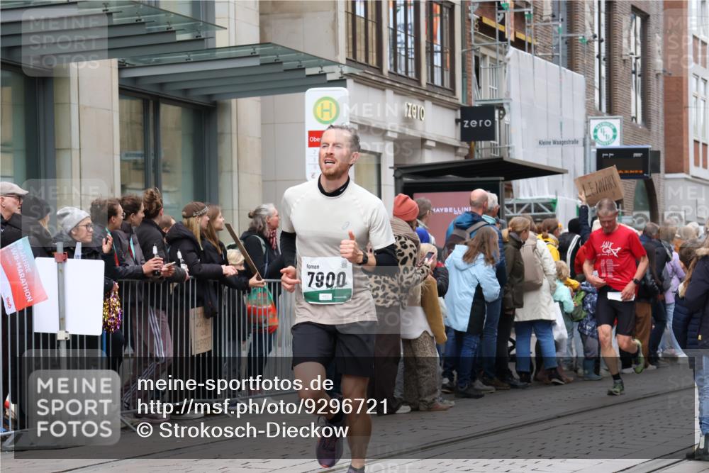05.10.2025 - 20. swb-Marathon Bremen Strokosch-Dieckow http://msf.ph/oto/9296721 05.10.2025 13:04:02 Ziel 329, 706, 1763, 2068, 2643, 3320, 4848, 5656, 6295, 7583, 7735, 7900, 329, 706, 1763, 2068, 2643, 3320, 4848, 5656, 6295, 7583, 7735, 7900 meine-sportfotos.de