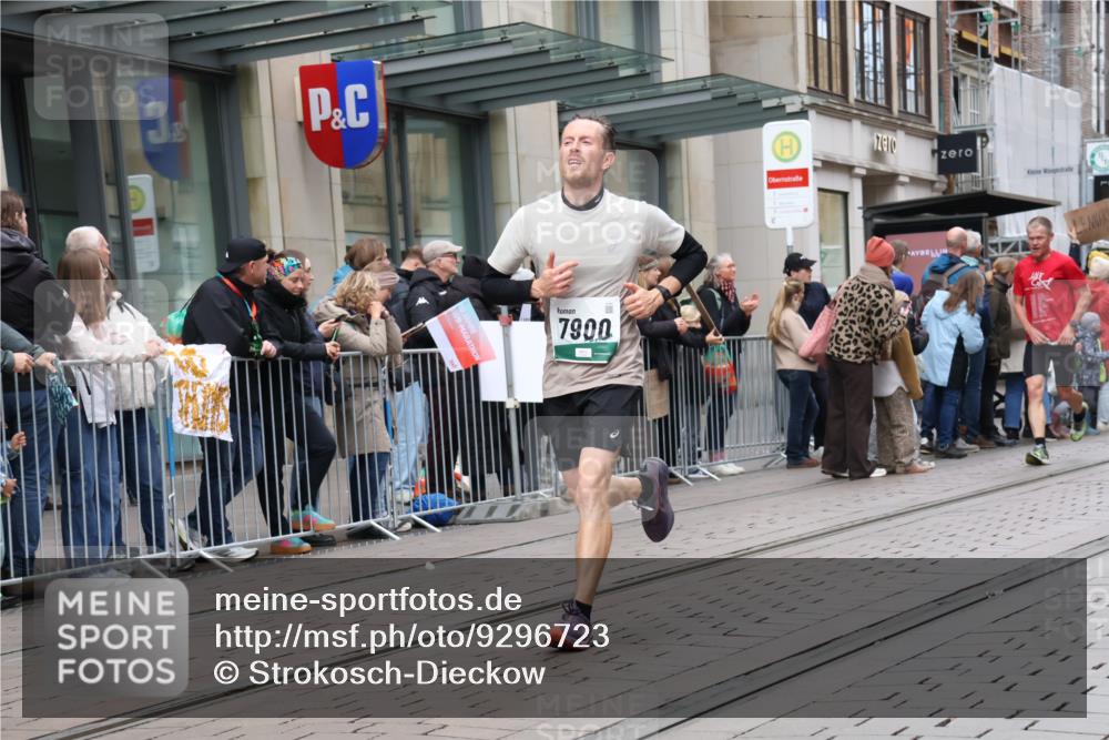 05.10.2025 - 20. swb-Marathon Bremen Strokosch-Dieckow http://msf.ph/oto/9296723 05.10.2025 13:04:02 Ziel 329, 706, 1763, 2068, 2643, 3320, 4848, 5656, 6295, 7583, 7735, 7900, 329, 706, 1763, 2068, 2643, 3320, 4848, 5656, 6295, 7583, 7735, 7900 meine-sportfotos.de