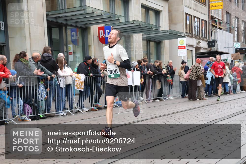 05.10.2025 - 20. swb-Marathon Bremen Strokosch-Dieckow http://msf.ph/oto/9296724 05.10.2025 13:04:02 Ziel 329, 706, 1763, 2068, 2643, 3320, 4848, 5656, 6295, 7583, 7735, 7900, 329, 706, 1763, 2068, 2643, 3320, 4848, 5656, 6295, 7583, 7735, 7900 meine-sportfotos.de
