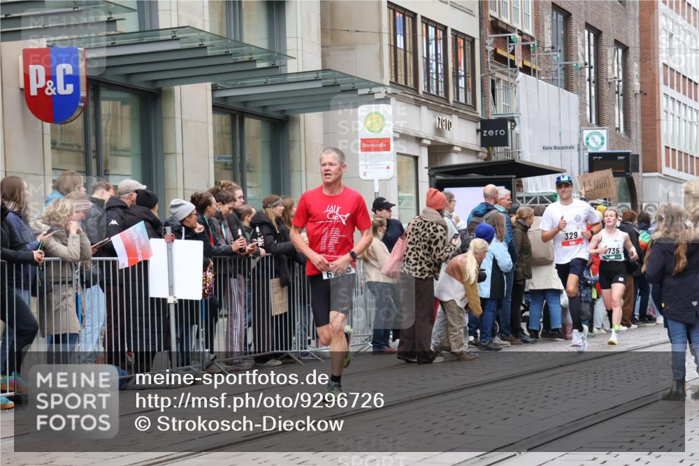 05.10.2025 - 20. swb-Marathon Bremen Strokosch-Dieckow http://msf.ph/oto/9296726 05.10.2025 13:04:04 Ziel 329, 706, 1763, 2068, 2643, 3320, 5656, 6295, 7583, 7735, 7900, 329, 706, 1763, 2068, 2643, 3320, 5656, 6295, 7583, 7735, 7900 meine-sportfotos.de