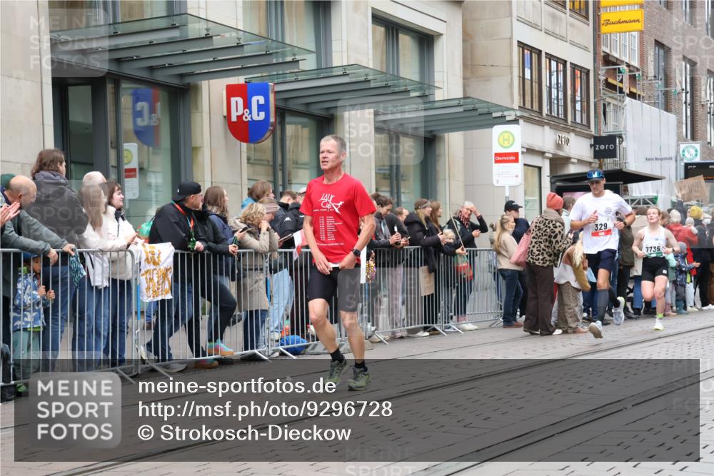 05.10.2025 - 20. swb-Marathon Bremen Strokosch-Dieckow http://msf.ph/oto/9296728 05.10.2025 13:04:05 Ziel 329, 706, 1763, 2068, 2643, 3320, 5656, 6295, 7176, 7583, 7735, 7900, 329, 706, 1763, 2068, 2643, 3320, 5656, 6295, 7176, 7583, 7735, 7900 meine-sportfotos.de