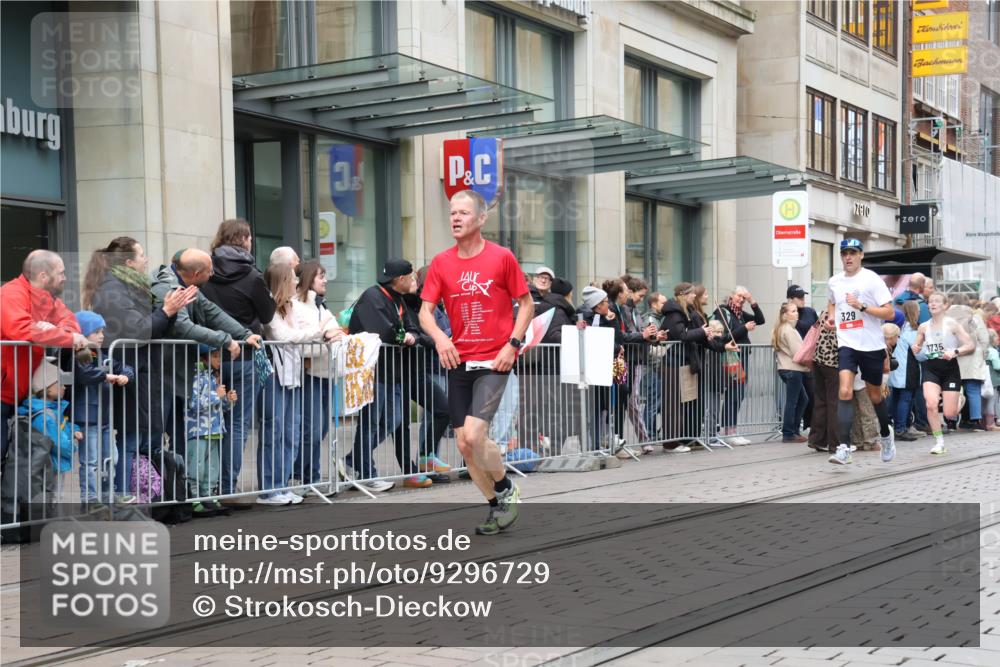 05.10.2025 - 20. swb-Marathon Bremen Strokosch-Dieckow http://msf.ph/oto/9296729 05.10.2025 13:04:05 Ziel 329, 706, 1763, 2068, 2643, 3320, 5656, 6295, 7176, 7583, 7735, 7900, 329, 706, 1763, 2068, 2643, 3320, 5656, 6295, 7176, 7583, 7735, 7900 meine-sportfotos.de