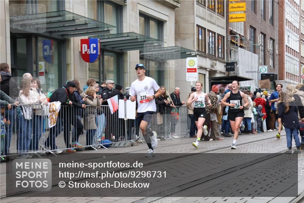 05.10.2025 - 20. swb-Marathon Bremen Strokosch-Dieckow http://msf.ph/oto/9296731 05.10.2025 13:04:06 Ziel 329, 706, 1763, 2643, 3320, 5656, 6295, 7176, 7583, 7735, 7900, 329, 706, 1763, 2643, 3320, 5656, 6295, 7176, 7583, 7735, 7900 meine-sportfotos.de