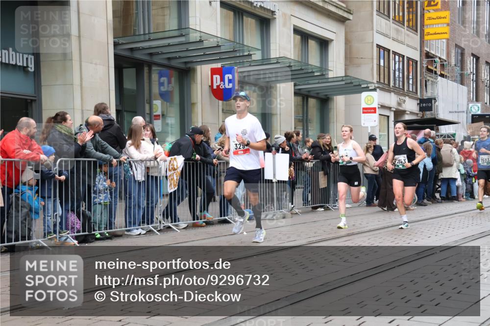 05.10.2025 - 20. swb-Marathon Bremen Strokosch-Dieckow http://msf.ph/oto/9296732 05.10.2025 13:04:06 Ziel 329, 706, 1763, 2643, 3320, 5656, 6295, 7176, 7583, 7735, 7900, 329, 706, 1763, 2643, 3320, 5656, 6295, 7176, 7583, 7735, 7900 meine-sportfotos.de