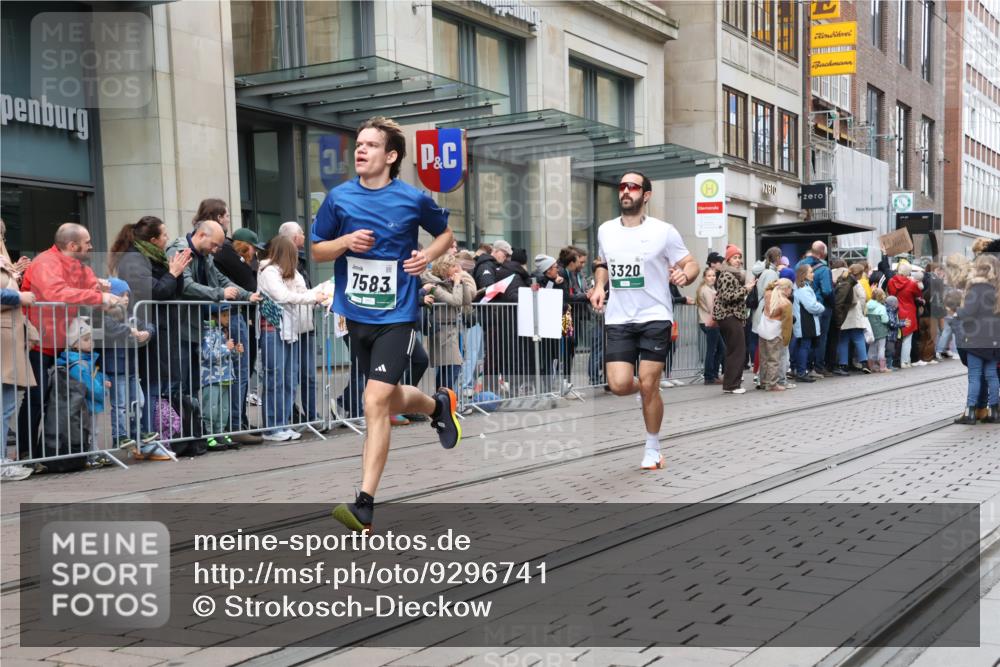 05.10.2025 - 20. swb-Marathon Bremen Strokosch-Dieckow http://msf.ph/oto/9296741 05.10.2025 13:04:10 Ziel 329, 577, 1265, 1763, 2643, 3320, 4966, 5656, 6295, 7176, 7583, 7735, 329, 577, 1265, 1763, 2643, 3320, 4966, 5656, 6295, 7176, 7583, 7735 meine-sportfotos.de