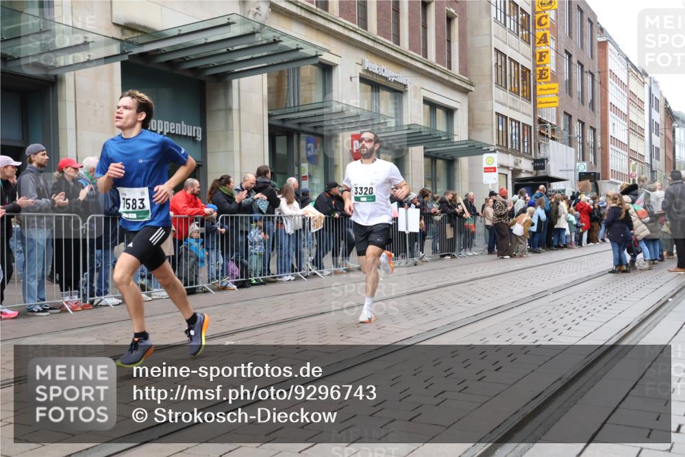 05.10.2025 - 20. swb-Marathon Bremen Strokosch-Dieckow http://msf.ph/oto/9296743 05.10.2025 13:04:10 Ziel 329, 577, 1265, 1763, 2643, 3320, 4966, 5656, 6295, 7176, 7583, 7735, 329, 577, 1265, 1763, 2643, 3320, 4966, 5656, 6295, 7176, 7583, 7735 meine-sportfotos.de