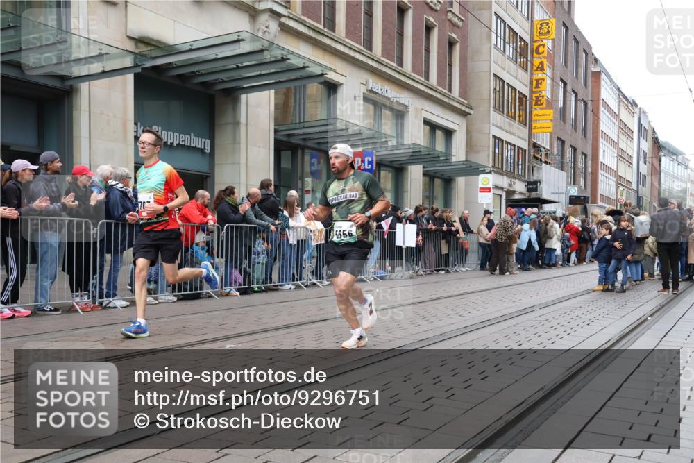 05.10.2025 - 20. swb-Marathon Bremen Strokosch-Dieckow http://msf.ph/oto/9296751 05.10.2025 13:04:18 Ziel 109, 577, 1265, 1763, 2057, 2188, 4966, 5656, 6463, 7176, 109, 577, 1265, 1763, 2057, 2188, 4966, 5656, 6463, 7176 meine-sportfotos.de