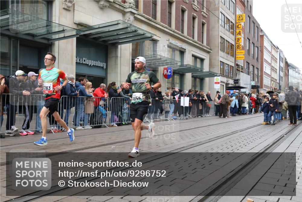 05.10.2025 - 20. swb-Marathon Bremen Strokosch-Dieckow http://msf.ph/oto/9296752 05.10.2025 13:04:19 Ziel 109, 577, 819, 1265, 1763, 2057, 2188, 4966, 5656, 6463, 7176, 109, 577, 819, 1265, 1763, 2057, 2188, 4966, 5656, 6463, 7176 meine-sportfotos.de