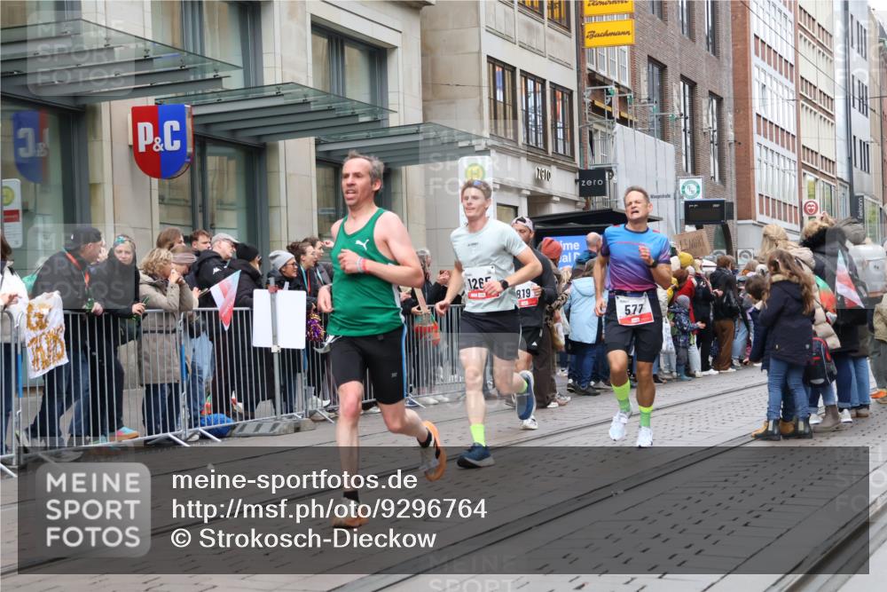 05.10.2025 - 20. swb-Marathon Bremen Strokosch-Dieckow http://msf.ph/oto/9296764 05.10.2025 13:04:27 Ziel 109, 577, 819, 1265, 2057, 2188, 4966, 6463, 7176, 109, 577, 819, 1265, 2057, 2188, 4966, 6463, 7176 meine-sportfotos.de