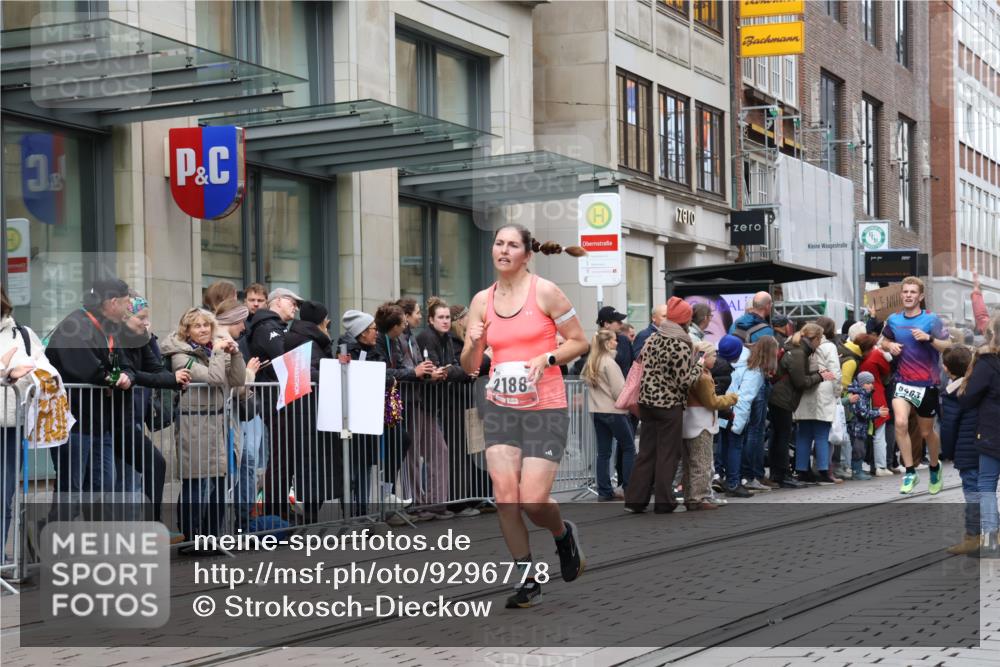 05.10.2025 - 20. swb-Marathon Bremen Strokosch-Dieckow http://msf.ph/oto/9296778 05.10.2025 13:04:32 Ziel 109, 548, 577, 685, 819, 1123, 1265, 1631, 2057, 2188, 4966, 6463, 8729, 109, 548, 577, 685, 819, 1123, 1265, 1631, 2057, 2188, 4966, 6463, 8729 meine-sportfotos.de