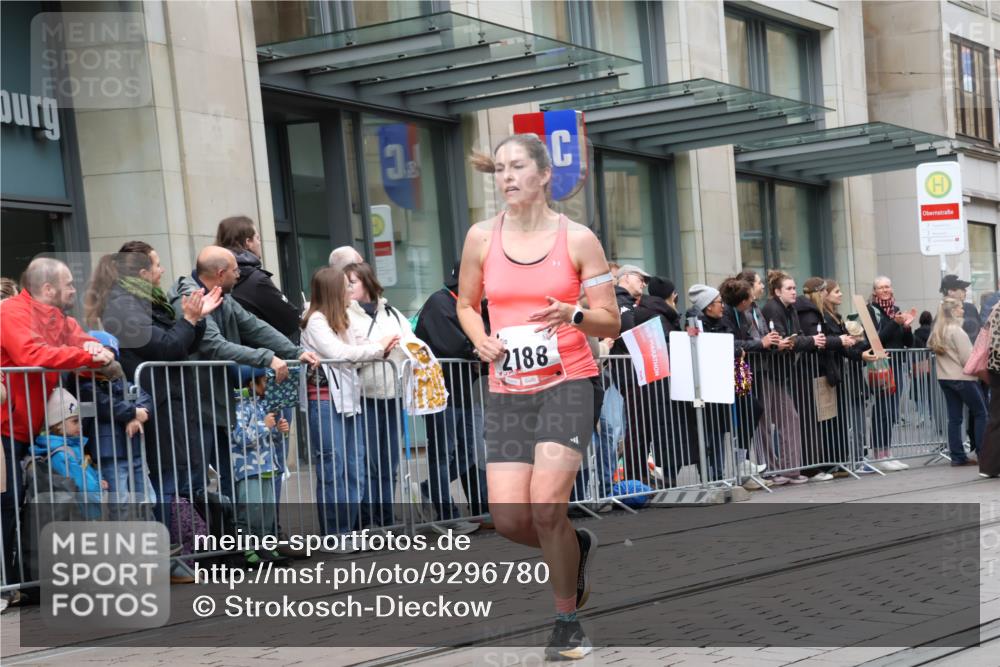 05.10.2025 - 20. swb-Marathon Bremen Strokosch-Dieckow http://msf.ph/oto/9296780 05.10.2025 13:04:33 Ziel 109, 548, 577, 685, 819, 1123, 1265, 1631, 2057, 2188, 4966, 6463, 8729, 109, 548, 577, 685, 819, 1123, 1265, 1631, 2057, 2188, 4966, 6463, 8729 meine-sportfotos.de