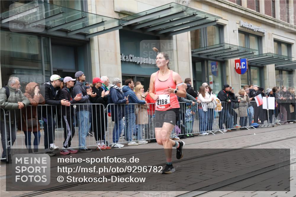 05.10.2025 - 20. swb-Marathon Bremen Strokosch-Dieckow http://msf.ph/oto/9296782 05.10.2025 13:04:34 Ziel 109, 548, 577, 685, 819, 1123, 1196, 1265, 1631, 2057, 2188, 4966, 6463, 8729, 109, 548, 577, 685, 819, 1123, 1196, 1265, 1631, 2057, 2188, 4966, 6463, 8729 meine-sportfotos.de