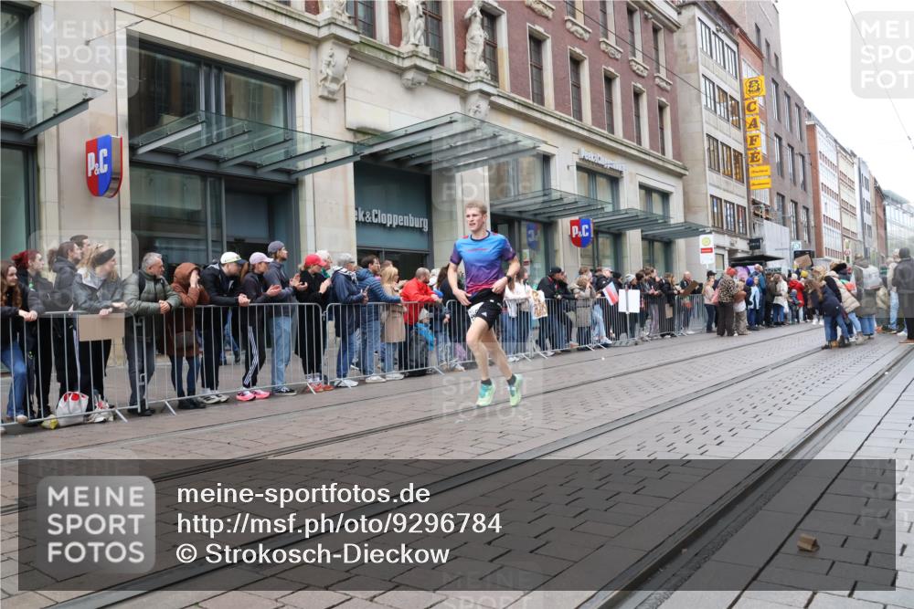 05.10.2025 - 20. swb-Marathon Bremen Strokosch-Dieckow http://msf.ph/oto/9296784 05.10.2025 13:04:36 Ziel 109, 548, 685, 819, 1123, 1196, 1631, 2057, 2188, 6463, 8729, 109, 548, 685, 819, 1123, 1196, 1631, 2057, 2188, 6463, 8729 meine-sportfotos.de