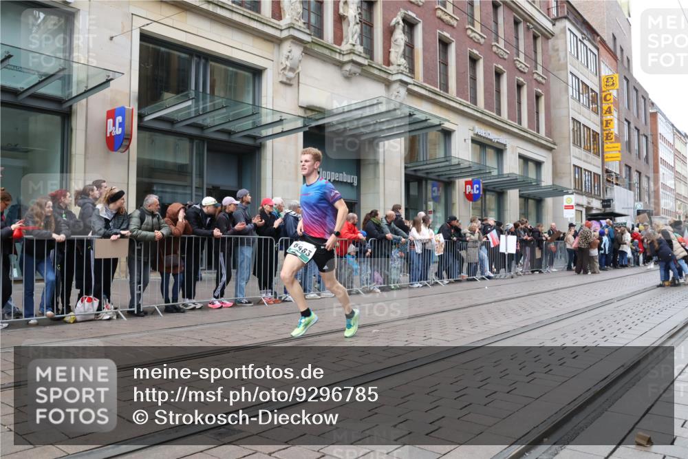 05.10.2025 - 20. swb-Marathon Bremen Strokosch-Dieckow http://msf.ph/oto/9296785 05.10.2025 13:04:36 Ziel 109, 548, 685, 819, 1123, 1196, 1631, 2057, 2188, 6463, 8729, 109, 548, 685, 819, 1123, 1196, 1631, 2057, 2188, 6463, 8729 meine-sportfotos.de