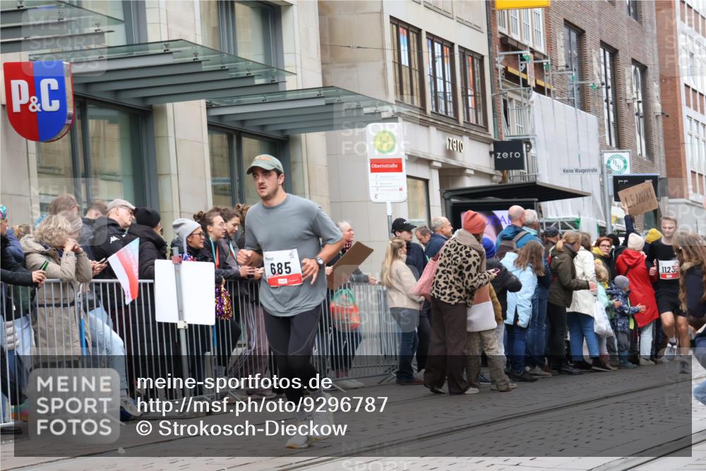 05.10.2025 - 20. swb-Marathon Bremen Strokosch-Dieckow http://msf.ph/oto/9296787 05.10.2025 13:04:40 Ziel 548, 685, 819, 917, 1123, 1196, 1631, 2057, 2188, 6463, 8729, 548, 685, 819, 917, 1123, 1196, 1631, 2057, 2188, 6463, 8729 meine-sportfotos.de