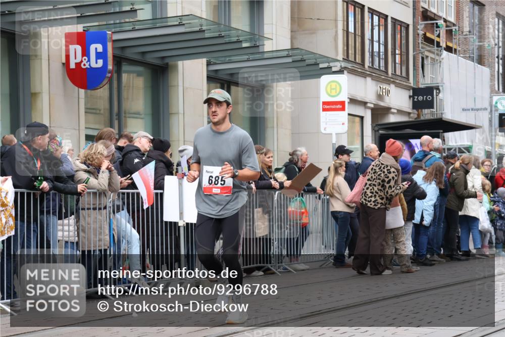05.10.2025 - 20. swb-Marathon Bremen Strokosch-Dieckow http://msf.ph/oto/9296788 05.10.2025 13:04:41 Ziel 548, 685, 819, 917, 1123, 1196, 1631, 2188, 6463, 8729, 548, 685, 819, 917, 1123, 1196, 1631, 2188, 6463, 8729 meine-sportfotos.de