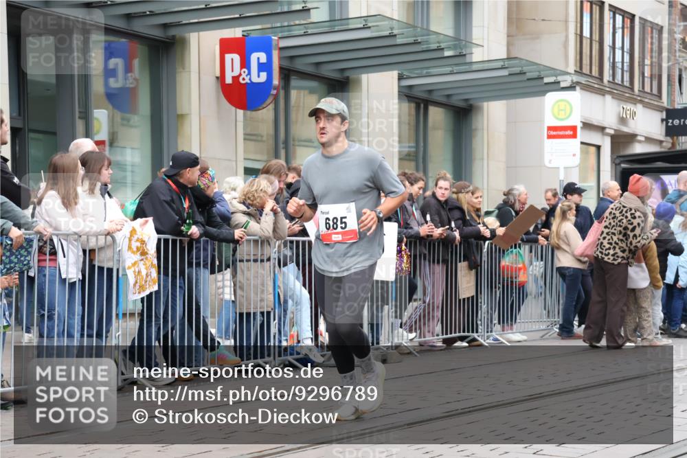 05.10.2025 - 20. swb-Marathon Bremen Strokosch-Dieckow http://msf.ph/oto/9296789 05.10.2025 13:04:41 Ziel 548, 685, 819, 917, 1123, 1196, 1631, 2188, 6463, 8729, 548, 685, 819, 917, 1123, 1196, 1631, 2188, 6463, 8729 meine-sportfotos.de