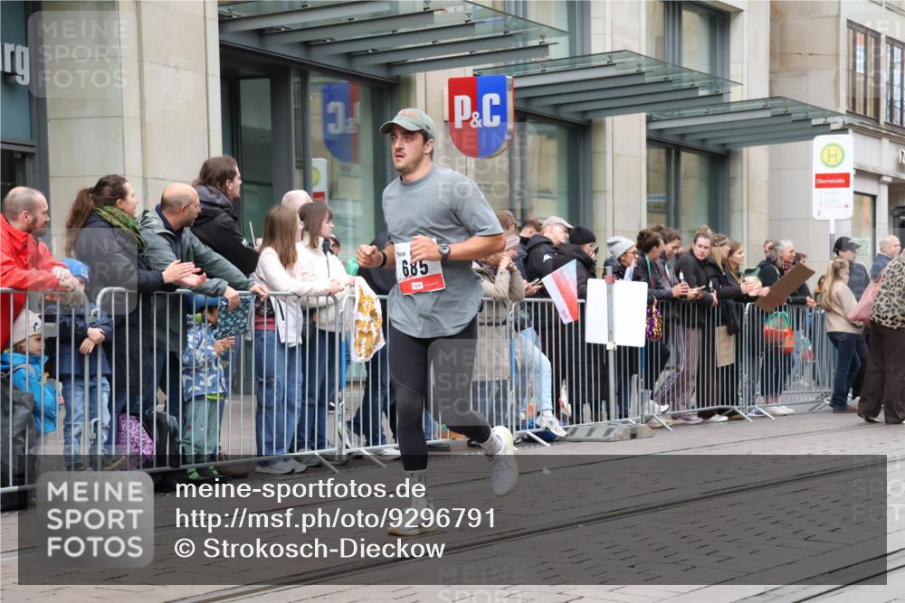 05.10.2025 - 20. swb-Marathon Bremen Strokosch-Dieckow http://msf.ph/oto/9296791 05.10.2025 13:04:42 Ziel 548, 685, 819, 917, 1123, 1196, 1631, 2188, 8729, 548, 685, 819, 917, 1123, 1196, 1631, 2188, 8729 meine-sportfotos.de
