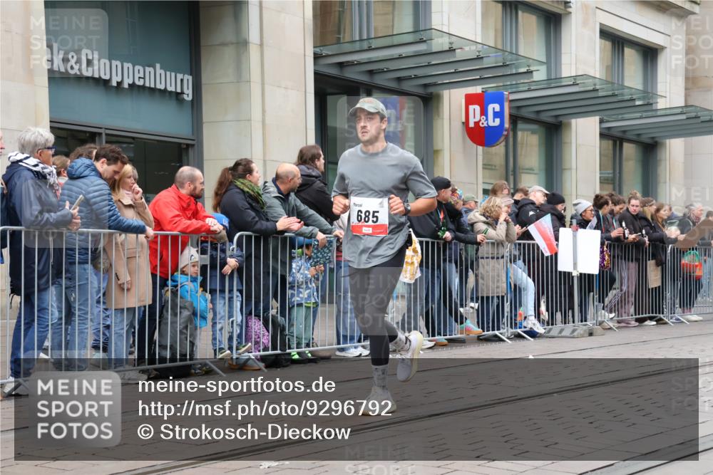 05.10.2025 - 20. swb-Marathon Bremen Strokosch-Dieckow http://msf.ph/oto/9296792 05.10.2025 13:04:42 Ziel 548, 685, 819, 917, 1123, 1196, 1631, 2188, 8729, 548, 685, 819, 917, 1123, 1196, 1631, 2188, 8729 meine-sportfotos.de