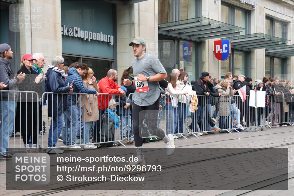 05.10.2025 - 20. swb-Marathon Bremen Strokosch-Dieckow http://msf.ph/oto/9296793 05.10.2025 13:04:42 Ziel 548, 685, 819, 917, 1123, 1196, 1631, 2188, 8729, 548, 685, 819, 917, 1123, 1196, 1631, 2188, 8729 meine-sportfotos.de